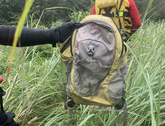虎豹潭救援行动持续，搜救人员20日上午于现场寻获15岁陈姓少女背包。（新北市消防局提供）