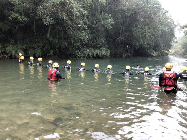 虎豹潭意外20日持续进行搜救。（新北市消防局提供）