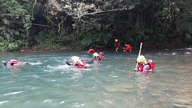 虎豹潭意外20日持续进行搜救。（新北市消防局提供）