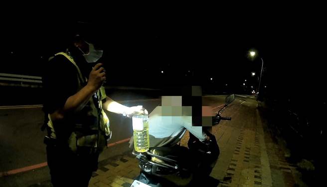 台中市南屯区一名妇人机车突然故障，员警及时救援，原来是没油了。（民眾提供／卢金足台中传真）