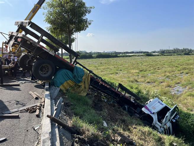 国1南向351.7公里处20日上午8时许发生2小客车与1拖板车追撞事故，拖板车衝入边坡。（翻摄照片／林瑞益高雄传真）