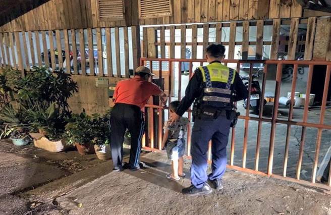 桃園市觀音區19日有名5歲梁姓男童，深夜睡醒時找不到阿嬤，竟獨自跑出門尋找而在路上迷路，所幸員警獲報平安將其送返家。（桃園市大園警分局／陳夢茹桃園傳真）