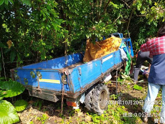 台南市玉井區三埔里一處私人產業道路發生搬運車翻覆意外，男駕駛被壓在車下半小時，被救出時已無呼吸心跳，救護人員緊急將他送醫院急救。（讀者提供／劉秀芬台南傳真）