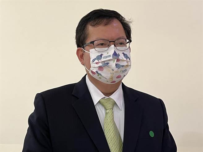 桃園市長鄭文燦20日未證實民進黨是否有意徵召衛福部長陳時中參選桃園市長，僅表示選舉的消息常常是一天好幾個人選，「可能人選」基本上都是報派。(蔡依珍攝)