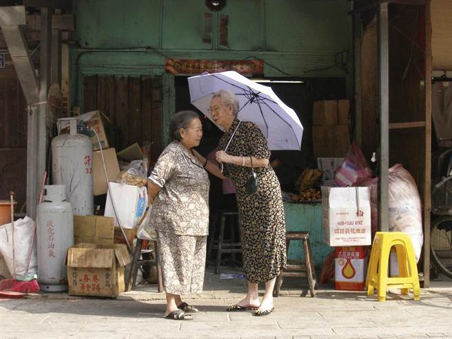 Ladies Chatting, 2006 （Bernard Bordenave，包德纳提供）