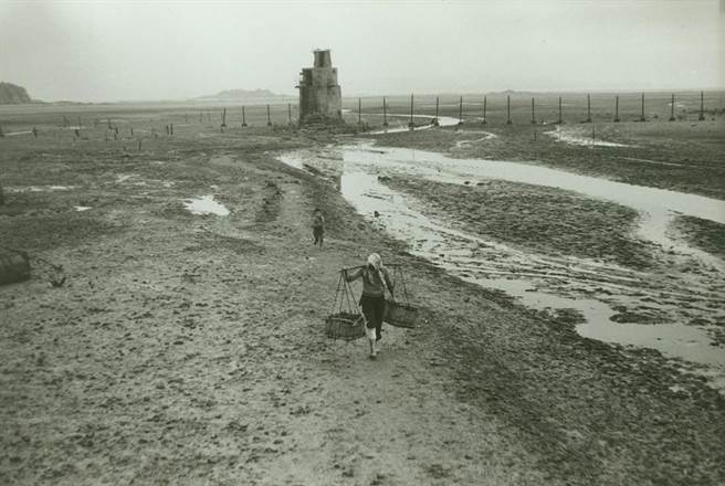 採蚵妇, 金城镇金城夏墅海边, 1974（张国治提供）