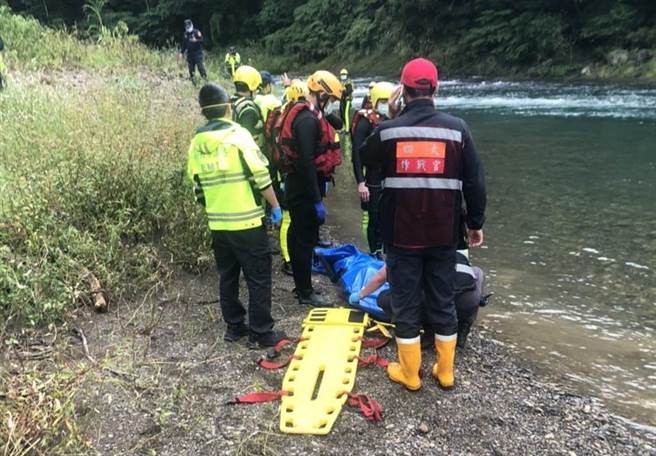 虎豹潭落水案持续搜寻失踪的2名女童，据回传，20日上午10时许于坪林坪双路上午寻获1女性遗体，身分仍待确认。（新北市消防局提供）
