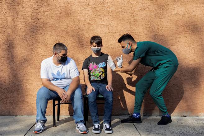 研究發現12至18歲族群若接種2劑BNT疫苗，對防止住院重症非常有效。(圖/路透社) 