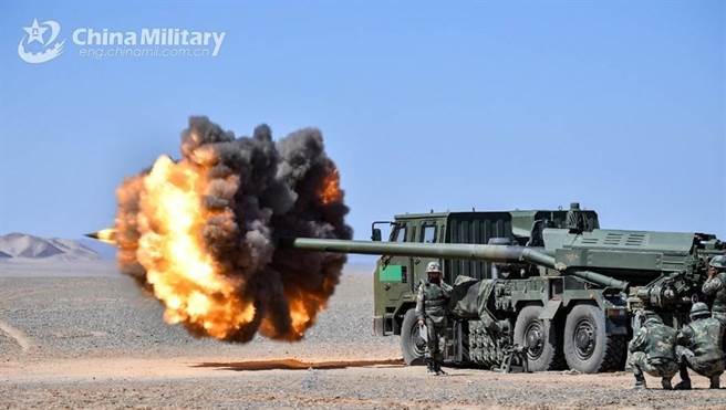 74集团军炮兵旅进行PCL181型155毫米车载加榴炮实兵实弹演练的资料照。（中国军网）