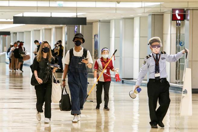 全球疫苗覆盖率陆续提升中，各国入境限制也逐渐松绑。图为桃园机场入境旅客。（陈麒全摄）