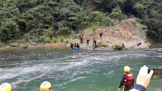 搜救人员在茄苳潭寻获1女性学童遗体。（新北市消防局提供）