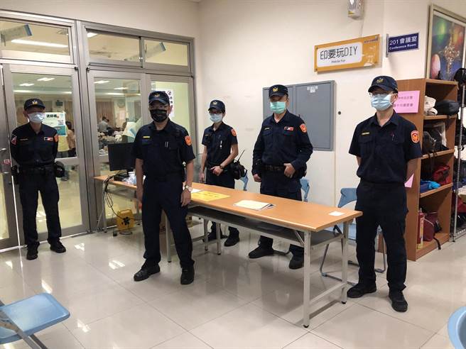 台中市第二选区立委陈柏惟罢免案选票在大里区的财政部印刷厂印制，辖区雾峰警分局也派出警力维护管制区出入处安全，俾使选务顺利进行。（雾峰警分局提供／冯惠宜台中传真）