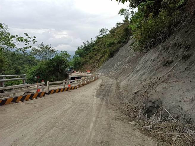 花莲县政府赶紧派员抢修瑞港公路，不过路基大规模流失，20日仅先开放村民与施工车辆採单线通行，预计50天内完成道路修復。（花莲县政府提供／罗亦晽花莲传真）