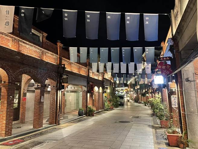 新北市三峡蓝染节今年迈入20周年，即日起至11月7日在三峡老街登场，区公所将三峡蓝染传统22色的染布色彩布置在老街、歷史建筑等处，营造打卡亮点。（三峡区公所提供）