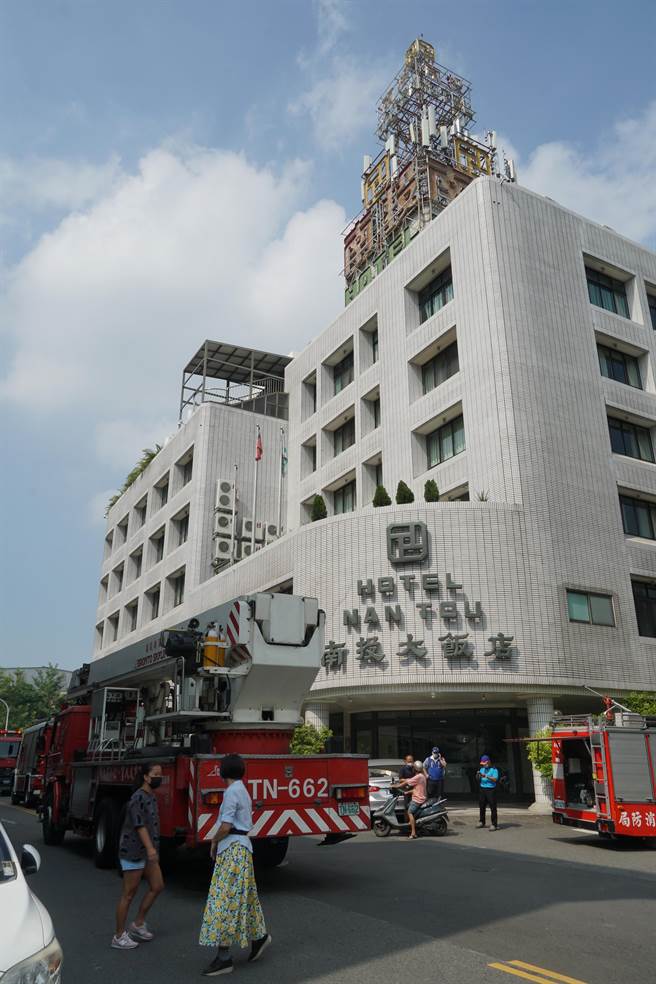 位於南投縣政府旁的南投飯店，20日上午傳出火警，消防局派遣南投、草屯、中興、鳳鳴及碧興分隊人車前往搶救。（黃國峰攝）