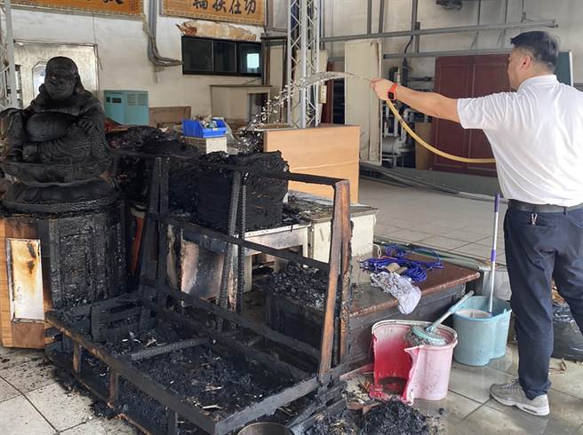 位於南投縣政府旁的南投飯店，20日上午傳出火警，飯店人員在頂樓燃燒金紙時引燃附近雜物，所幸及時發現，立即引水滅火。（南投縣消防局提供／黃國峰南投傳真）