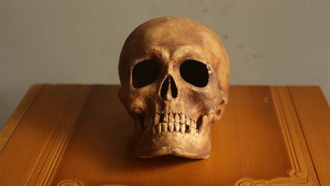 美国一名21岁男子经营「人骨网拍」爆红，引发不少专家、学者不满。(示意图/达志影像)