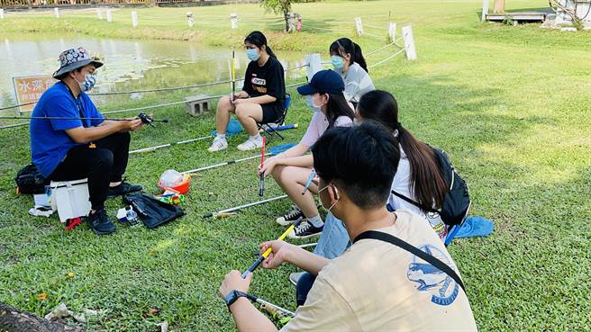 钓鱼教练谢宇豪（左）细心剖析钓鱼技巧、传授钓鱼经验。（宝熊渔乐码头提供／王文吉台中传真）