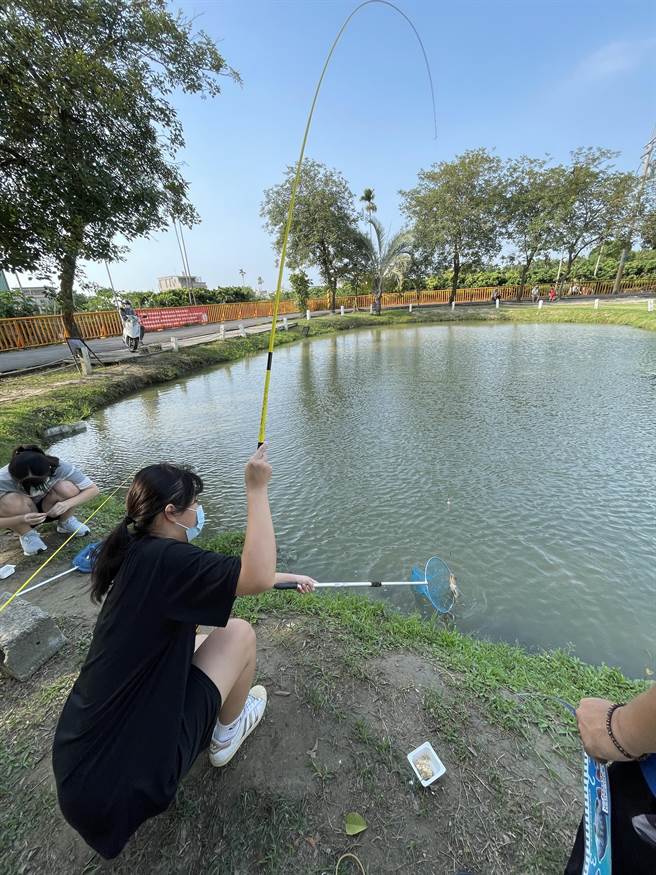 首次接触钓鱼的高中生人人皆轻松「中鱼」。（宝熊渔乐码头提供／王文吉台中传真）