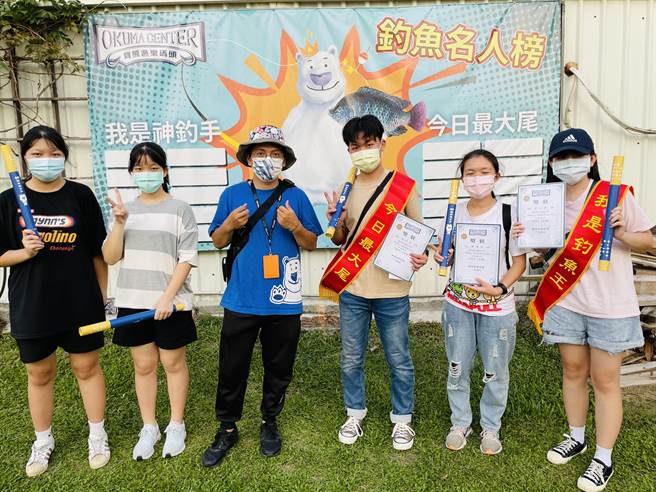 钓鱼教练谢宇豪（左三）颁发上课证书给学员。（宝熊渔乐码头提供／王文吉台中传真）