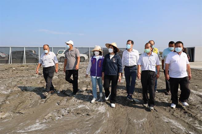 雲林縣府農業局、環保局、水利處近期在口湖鄉下崙地區設置一處廣達1公頃的堆置區解決，使文蛤殼、牡蠣殼循環再利用，縣長張麗善今（20日）前往勘查。（周麗蘭攝）