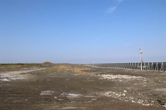 面積約1 公頃的口湖鄉殼貝類暫置區，接近箔子寮漁港，縣府為有效管理，設置電動門、圍籬220公尺、車棚架、貨櫃屋、水塔、流動式廁所、埋入式汙水儲存槽、監視器，目前進度已達成9成5，只剩網路尚未通，預估11月起啟用。（周麗蘭攝）