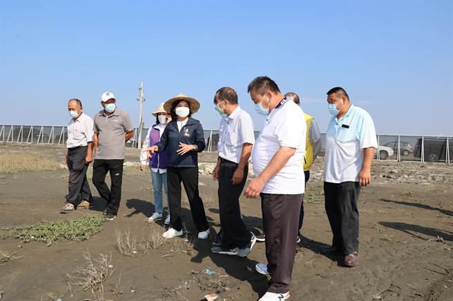 雲林縣府農業局、環保局、水利處近期在口湖鄉下崙地區設置一處廣達1公頃的堆置區解決，使文蛤殼、牡蠣殼循環再利用，縣長張麗善今（20日）前往勘查。（周麗蘭攝）