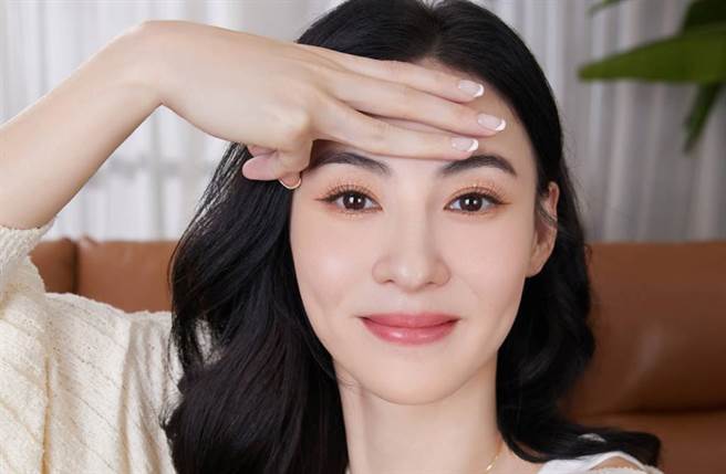 张柏芝大玩测髮际线游戏。（图／取材自张柏芝微博）