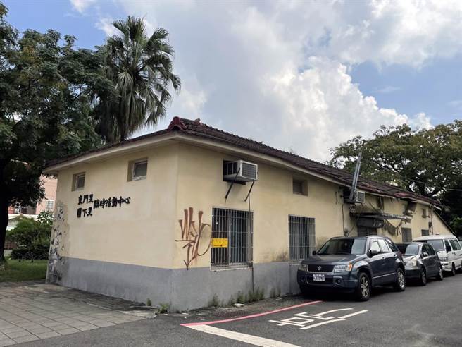 台南市东区东门围下里临时活动中心因土地属市府工务局管理，但建物却属国民党民眾服务社，导致修缮行政作业无法进行。（蔡筱薇提供／洪荣志台南传真）