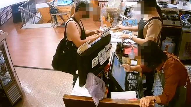 蔡姓男子持偽造五倍券到漫画店消费。（翻摄照片）