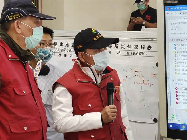 新北市市长侯友宜（中）20日前往虎豹潭搜救指挥中心，强调一定会尽速寻获失踪女童。（新北市消防局提供）