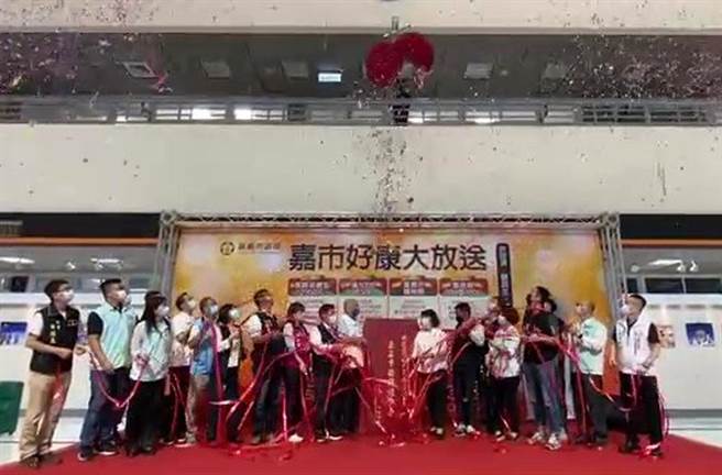嘉義市長黃敏惠今天宣布嘉義市購物節11月好康大放送。（廖素慧攝）