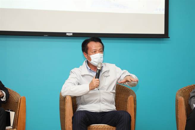 《天下杂志》县市长施政满意度排行，嘉义县长翁章梁从去年排名第9，衝到第3，今翁章梁表示，第几名都好，就是要认真拚下去。（嘉义县政府提供∕吕妍庭嘉义传真）