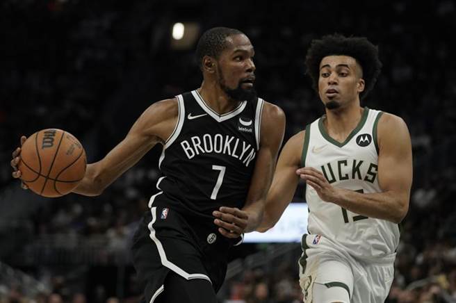 虽然杜兰特攻下32分、11篮板，但在少了厄文这名攻防大将之下，篮网惨败公鹿23分。(美联社)