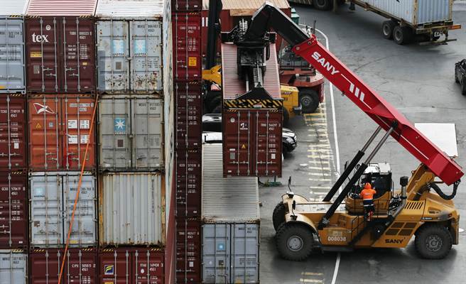 美國港口與貨櫃場被過量的貨物塞爆。（示意圖／路透社）