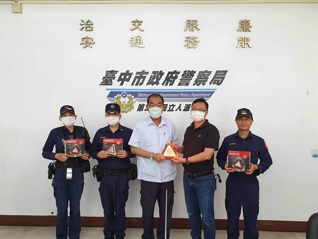 台中市「警界土地公」餅哥張仕宗（圖中），在去年捐贈警察裝備超前部署，如警用皮帶、LED肩燈、路口爆閃燈、臂盾、口罩舒適帶等。（台中市第二分局提供／張妍溱台中傳真）