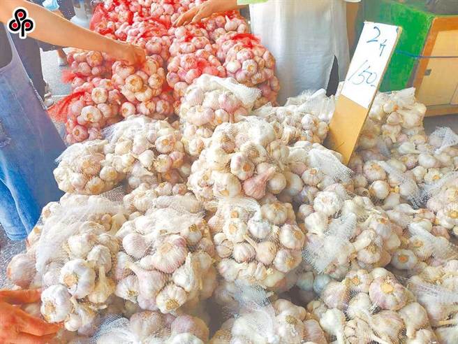 農委會指出，紅豆每年配額量2500公噸，進口期間4月1日至12月1日，配額外關稅每公斤22元，希望機動提高為29元；蒜頭每年配額量3500公噸，進口期間10月1日至12月31日，配額外關稅每公斤27元，希望機動提高為36元，一方面降低進口量，也穩定國內價格。（本報系資料照）