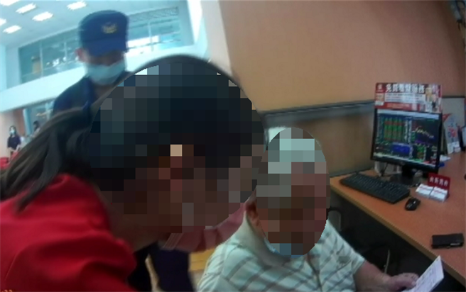 赖姓老翁（右）日前到银行欲匯款30万元投资，所幸张姓行员机警，与员警联手阻诈。（台中市第二分局提供／张妍溱台中传真）