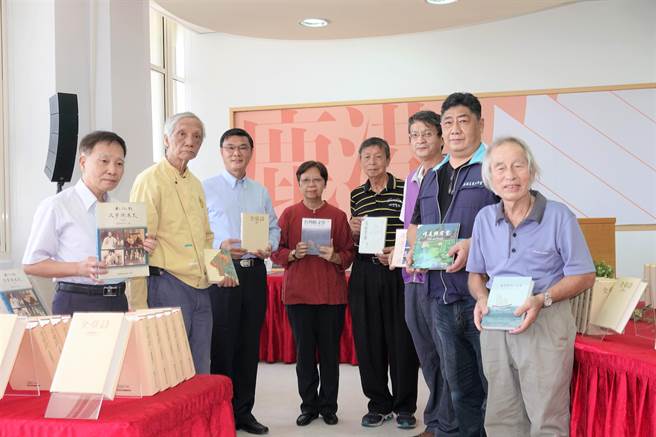 鹿港镇鹿港镇立图书馆成立「鹿港学」专区，成功大学退休教授施懿琳特捐赠出由她主编的「全臺诗」以及其个人着作， 20日举行捐赠仪式，深受艺文界瞩目。（鹿港镇公所提供／吴敏菁彰化传真）