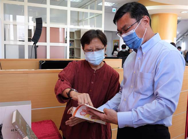 鹿港镇鹿港镇立图书馆成立「鹿港学」专区，成功大学退休教授施懿琳特捐赠出由她主编的「全臺诗」以及其个人着作， 20日举行捐赠仪式，深受艺文界瞩目。（鹿港镇公所提供／吴敏菁彰化传真）