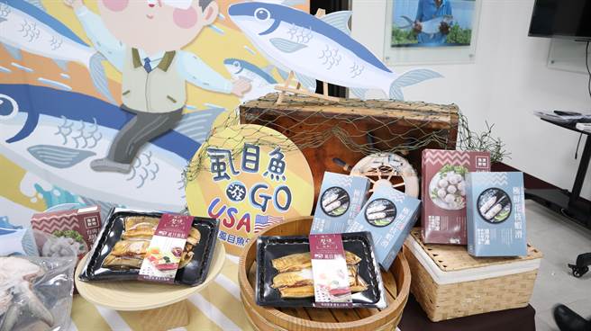 台南市虱目鱼每年9月到11月为盛产期，销往美国的约21公吨虱目鱼加工品，20日在学甲鲜馔公司装柜。（张毓翎摄）