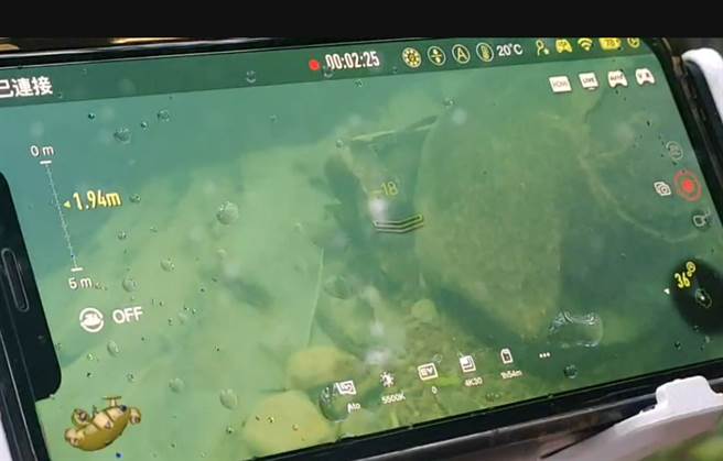 搜救人员今动用水下无人机搜索。（图／新北市消防局提供）