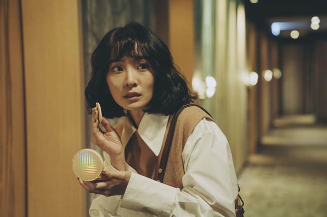 李亦捷在《2049》变身跟踪狂紧盯陈汉典。（瀚草影视提供）