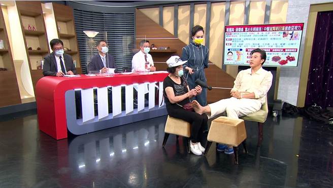 陈鸿和妈妈感情好，陈妈妈示范平时如何帮儿子按摩。