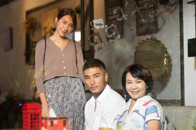 杨晴（左起）、罗平、梅嫦芬 。（TVBS提供） 