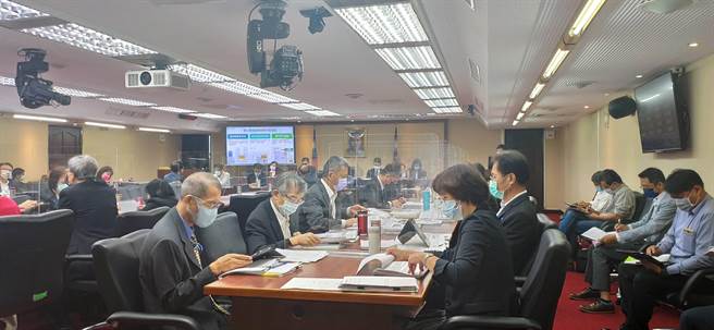 立法院社会福利及卫生环境委员会今天邀请环保署业务报告。（林良齐摄）