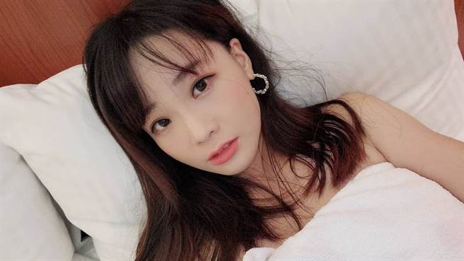 美女主播林佑之昨日在IG上晒出敷面膜的照片，但火辣的穿搭立即吸引目光。（图／IG@jessica0677）