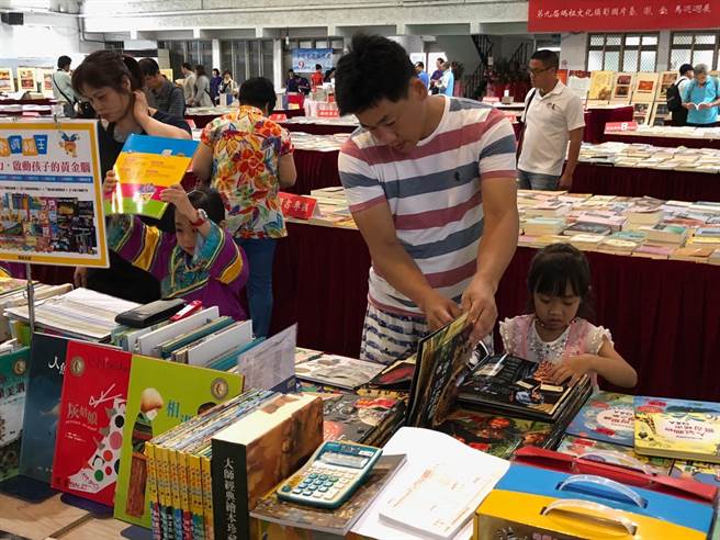 迈入第15届的金门两岸书展，获得爱书人热烈回响。（中时资料照片／李金生摄）
