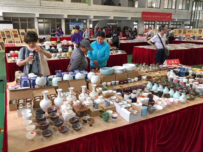 书展现场也展售文房四宝、德化白瓷及福州文创等产品。（中时资料照片／李金生摄）