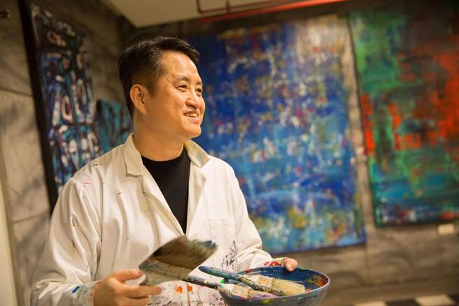 被郑愁予誉为「玫瑰园里永恒的园丁」的黄腾辉，近年作品走抽象风格。（图／黄腾辉提供）